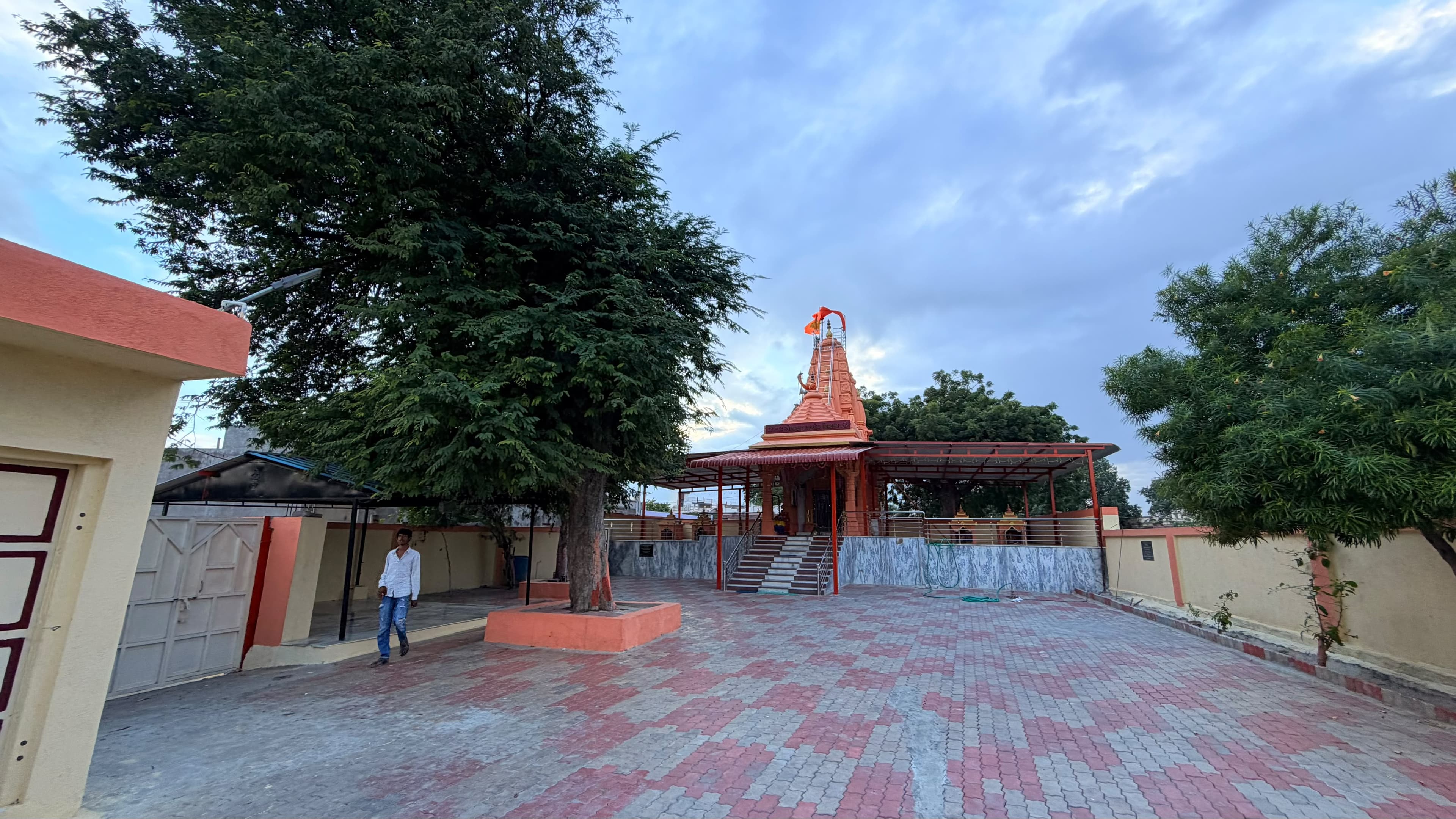 મહાદેવ મંદિર પરિસર અને શિખર